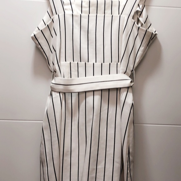 🦓🦓BLACK AND WHITE STRIPE DRESS🦓🦓 - Picture 2 of 2